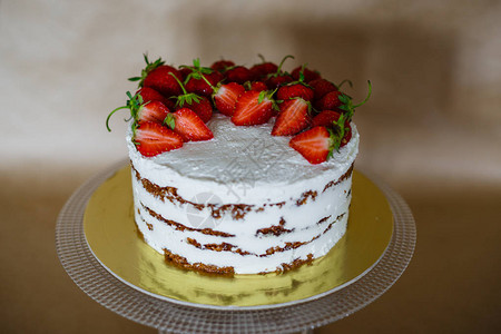 草莓和奶油在桌子上的漂亮蛋糕自制的美味运动和人士的健康甜图片