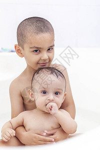 两兄弟在浴室玩水小孩子洗澡妈给图片