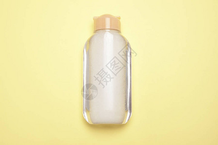 浅黄色背景上的化妆品瓶容器用于清洁卸妆的产品面部滋补品图片
