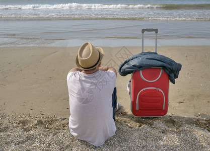 穿红色行李箱和帽子的旅图片