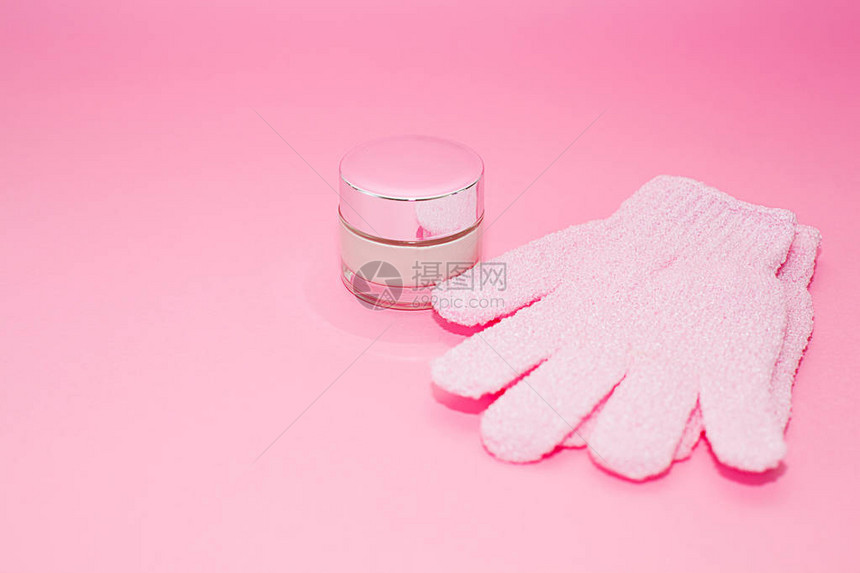 粉红色背景的美容豪华化妆品霜容器和沐浴按摩手套美容背景与面部化妆品奶油包装美图片