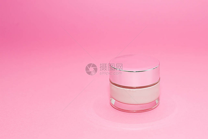 粉红色背景的美容豪华化妆品奶油容器美容背景与面部化妆品奶油包装品牌模拟美图片
