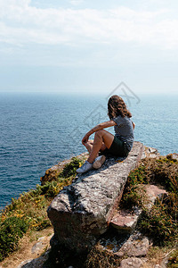 在法国布列塔尼的CapFrehel地区看着海景的悬崖图片