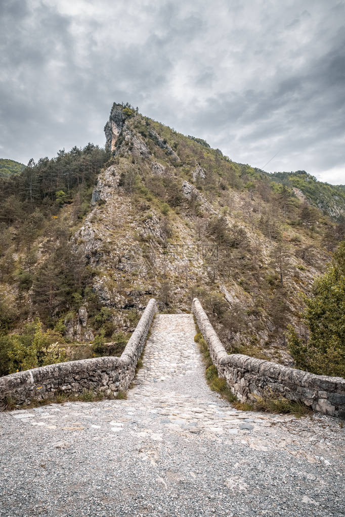 PontdelaReineJeanne是一座狭窄的16世纪石桥图片