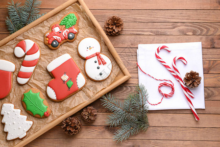 托盘和美味的圣诞饼干图片