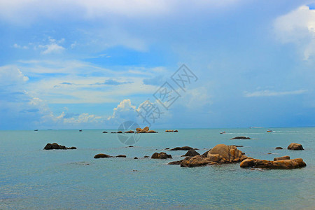 海南岛三亚天涯海角公园海上日月石海景背景图片