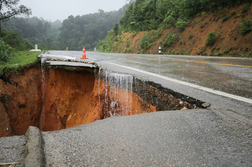 暴雨造成的山体滑坡发生断路沥青街上的破水泥被大雨摧毁的山体滑图片