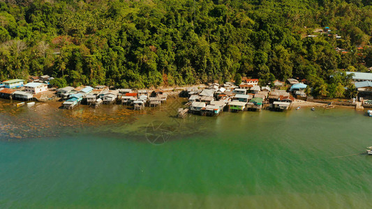 房屋社区站在渔村的水中图片