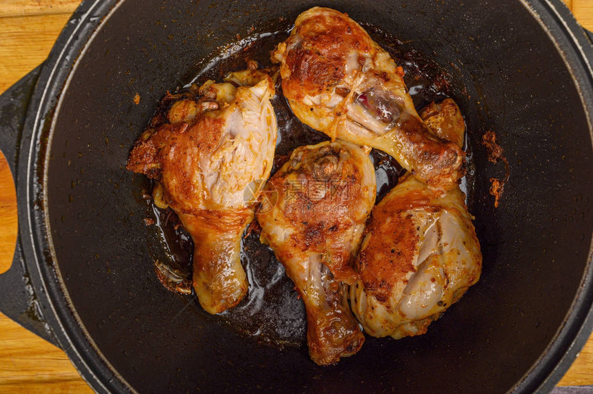 用香料腌制的鸡腿在大锅里炸图片