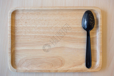木桌顶视图木盘中的黑勺图片