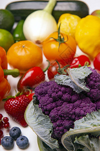 以彩色模式排列的新鲜水果和蔬菜组装图片