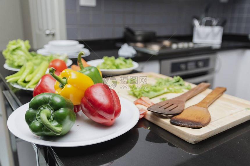 幸福家庭的甜椒在家里烹制美食享受生图片