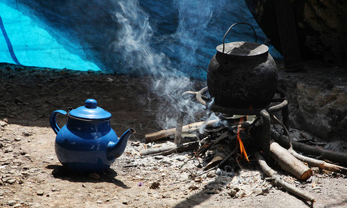 炉子上的红茶壶图片