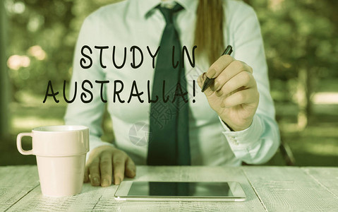 写笔记显示在澳大利亚学习进入国外订单完成学业的商业理念女商务人士坐在图片