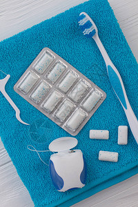 浴室里的牙刷牙线和口香糖一套牙科护理产品口图片