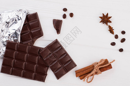 暗巧克力棒咖啡豆和肉桂巧克力片香图片