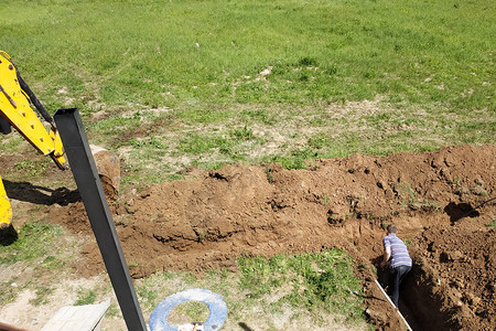 挖掘机挖沟铺设电缆2019图片