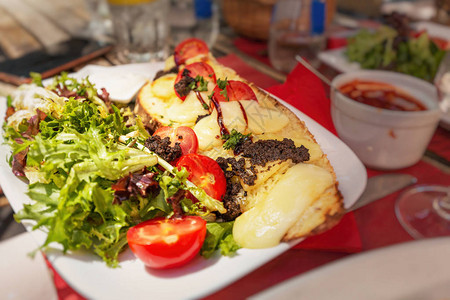 健康的法国早餐加草药和烤面包图片