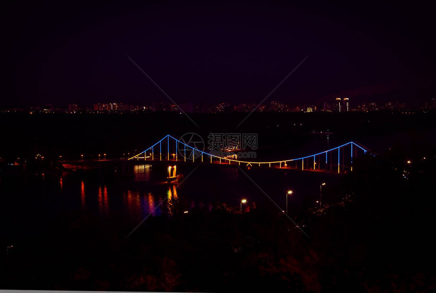乌克兰基辅市第尼普罗河上空的夜景图片