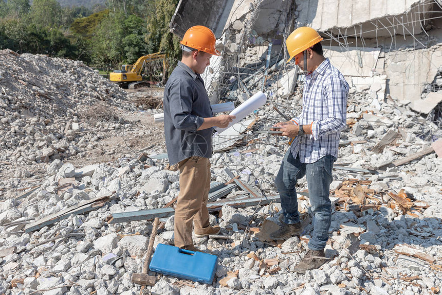 工程师建筑师和工人操作控图片