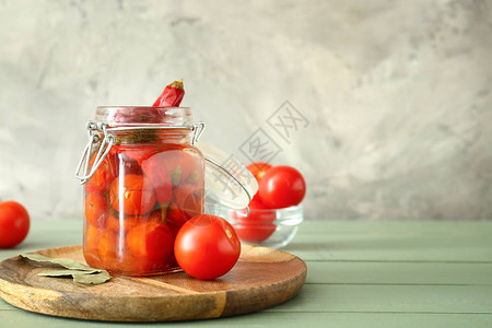 罐头加罐装西红柿和木图片