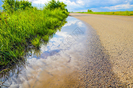 湿沥青公路上水坑天图片