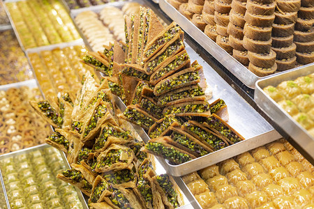 商店橱窗展示的传统美味土耳其甜点不同种类的土耳其美食土耳其受欢迎的图片