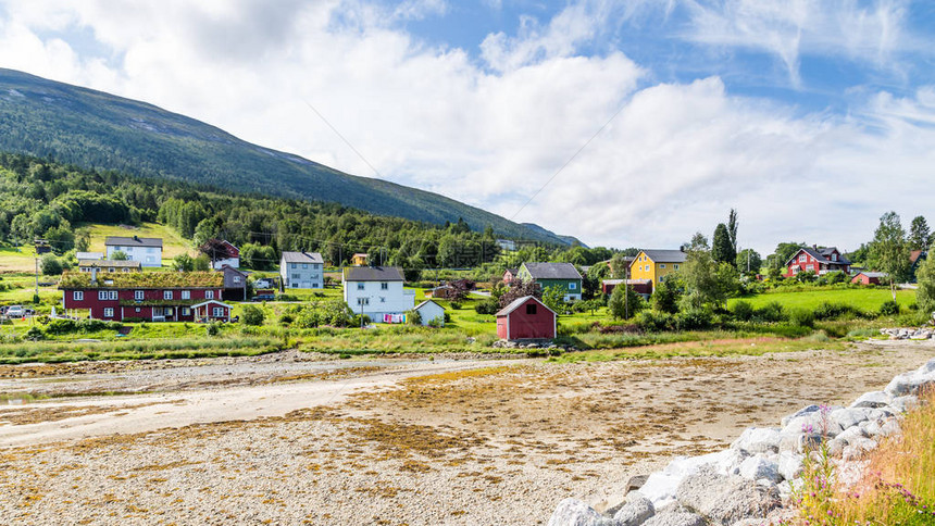 挪威MoreogRomsdal县Tingvollfjorden沿线风景如画的小渔村E图片