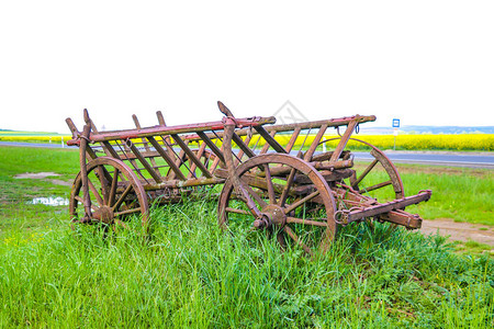 风化破裂的木轮辐条表面纹理古董木轮范特写传统的农村交通历史图片