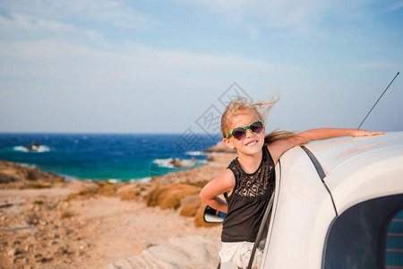 度假乘车旅行的小女孩暑假和汽车旅图片
