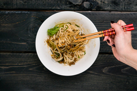 筷子上的担面担面是街头食品中常见的一种辛辣川菜配料包括粗米粉花椒辣图片