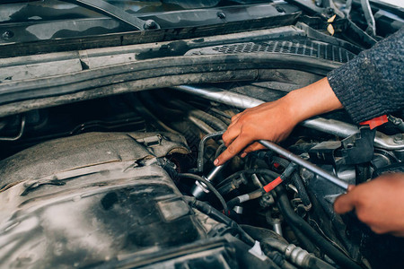 汽车修理工在维修发动机期间在车库工作汽车服务车库修理汽车时机械师图片