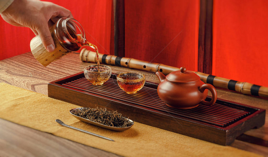 茶桌上装有乐器茶壶的茶壶杯图片