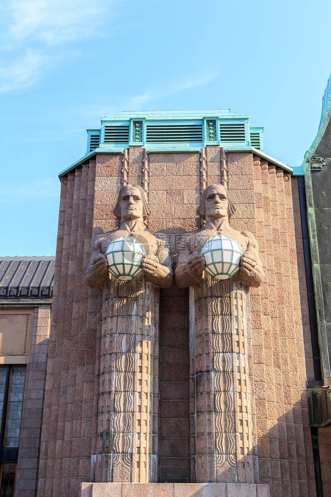 芬兰赫尔辛基赫尔辛基中央车站入口处雕刻的雕像车站建图片