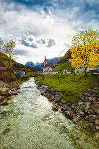 Berchtesgadener叶子浪漫的高清图片