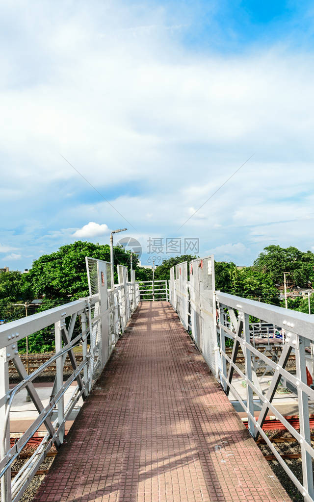 铁路步行桥或简称为火车站月台上的天桥图片