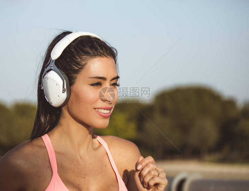 带着大耳机跑去听音乐她的歌声很吸引人图片