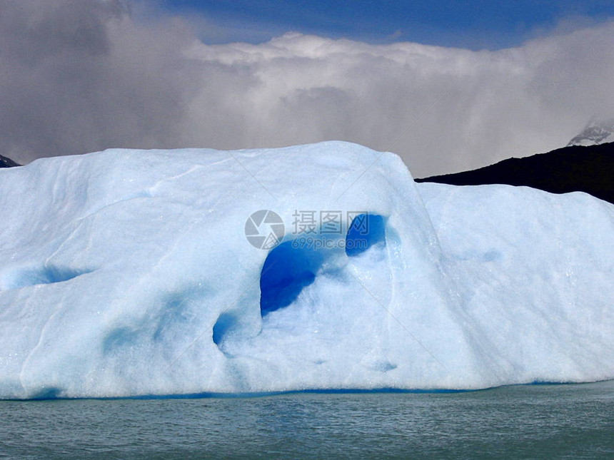 一块从巴塔哥尼亚冰川上脱落的冰块