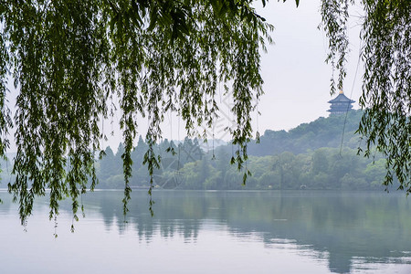 在浙江州杭市西湖十一月湖的Leifeng图片