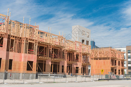 北井子带大露台的高档公寓楼正在竣工建筑附近建设中美国德克萨斯州北达拉斯街道附近带电梯井的多层公寓背景