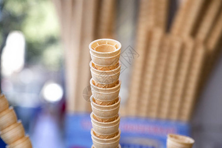 街边小店里空荡的脆皮冰淇淋甜筒土耳其冰淇淋甜圈图片