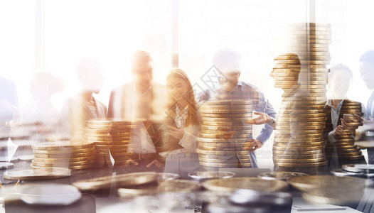 金融投资概念成功团队的双重接触和为金融投资者提供一叠硬币图片