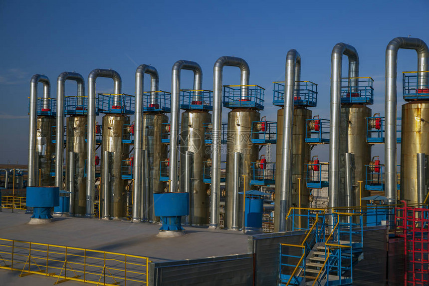 石油天然气工业气体和石油运输气体加工厂气体增压缩机站的气体阀门起图片
