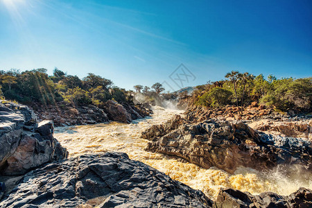 美丽的埃普帕瀑布位于纳米比亚北部和安哥拉南部边境的库内河上水雾中的日出阳光这是非洲背景图片