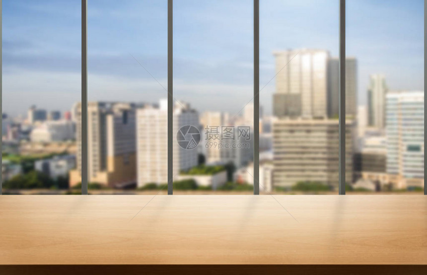 市中心现代办公背景的木桌图片