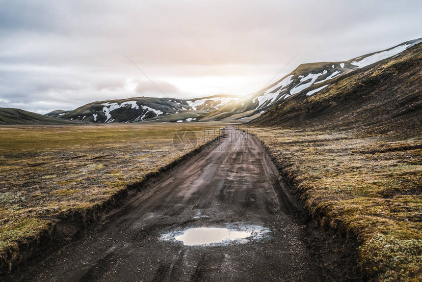美丽的Landmanalaugar碎石灰尘路在冰图片