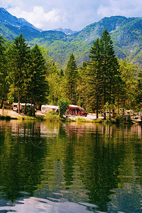 在斯洛文尼亚Bohinj湖的Slovenija自然和野营车马场上露营图片