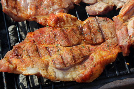 猪颈肉在明火上烤图片
