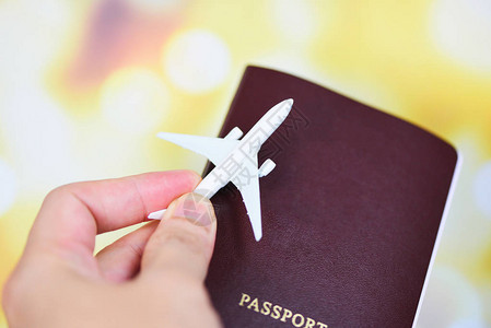 飞机和护照在手飞行旅客飞行旅公民航空登机牌旅行商务图片