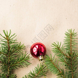 Fir树枝装饰着红色的圣诞球图片
